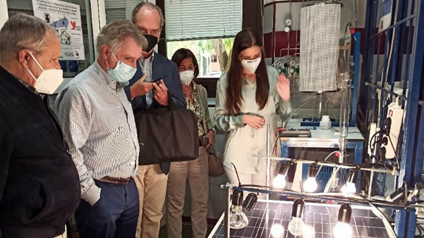 Investigadores de Química y miembros de la Fundación Domingo Martínez observan el prototipo