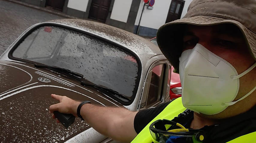 Un investigador de la UCLM señala un coche lleno de ceniza