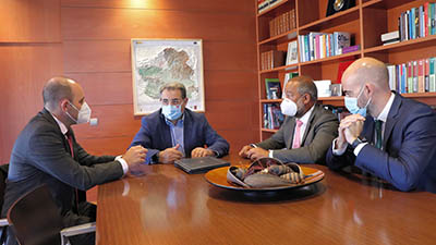 El rector y el vicerrector con el consejero y el responsable de RRHH del SESCAM.