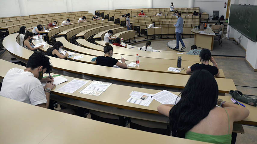 Un grupo de estudiantes hace la EvAU en el Campus de Ciudad Real