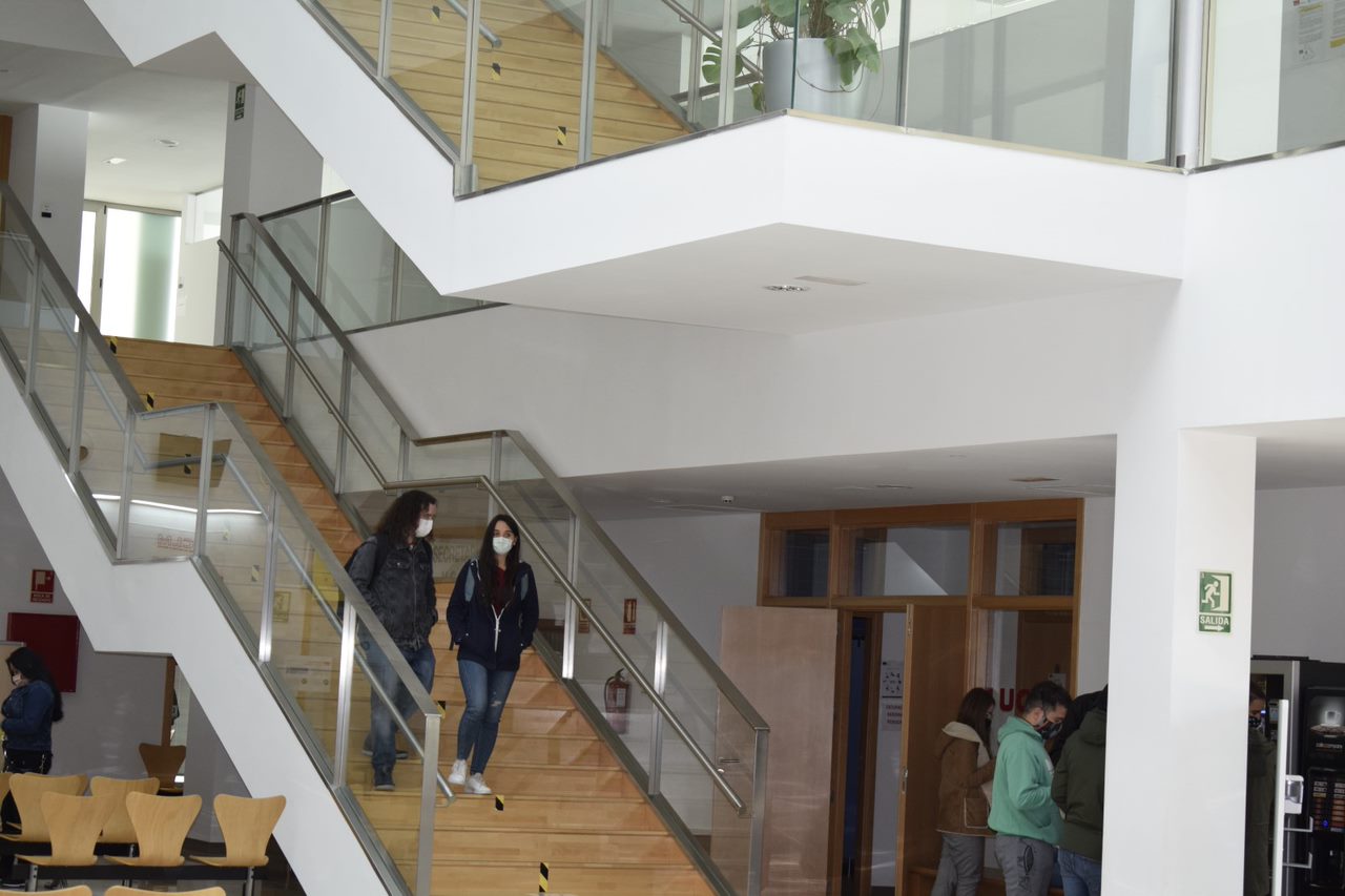 Alumnas en un edificio del campus de Albacete