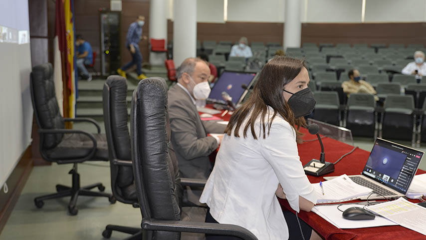 La secretaria general, Isabel Gallego Córcoles, junto al rector, Julián Garde