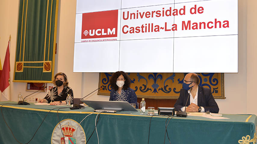 Desde la izquierda, la presidenta del Tribunal Único, Rocío Gómez; la vicerrectora de Estudiantes, Ángeles Carrasco; y el coordinador técnico de las pruebas, Jesús Manuel Molero