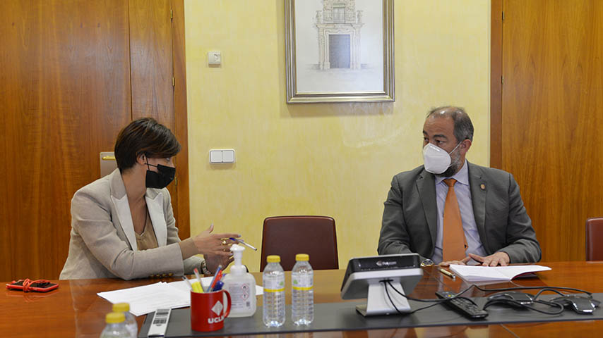 Reunión del rector de la UCLM, Julián Garde, con la alcaldesa de Puertollano, Isabel Rodríguez.