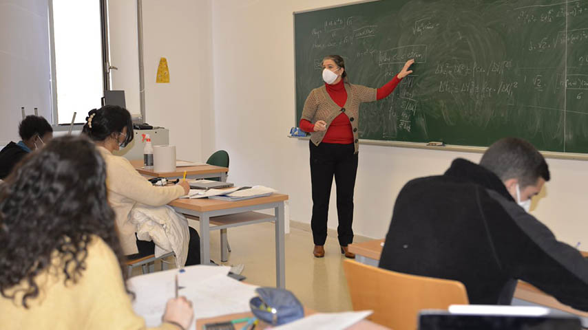 Una profesora da una clase a un grupo de estudiantes