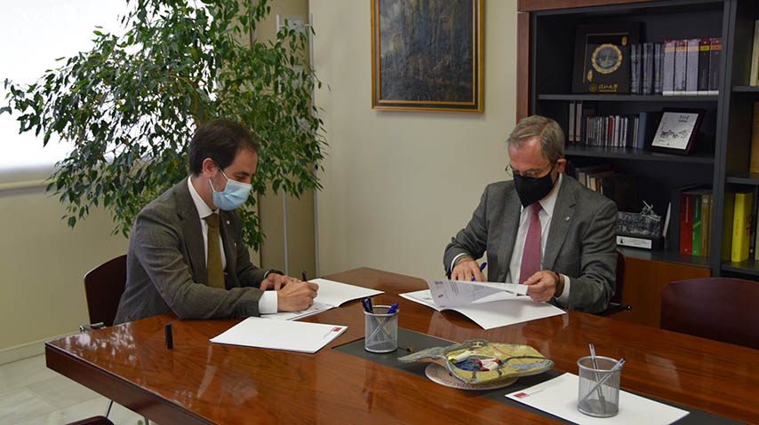 César Sánchez, vicerrector de Cultura, Deporte y Responsabilidad Social, e Ismael Cardo, decano del Colegio de Abogados de Cuenca