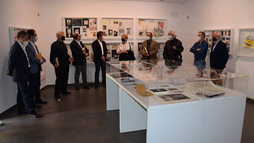 Asistentes a la inauguración del proyecto expositivo 'Mail Art'.