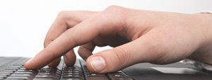Mano escribiendo teclado de ordenador