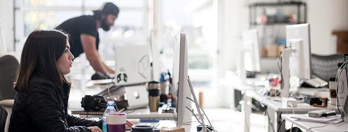 Una chica frente a un ordenador