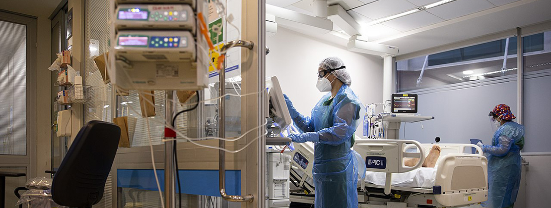 Un paciente de COVID es atendido en un hospital