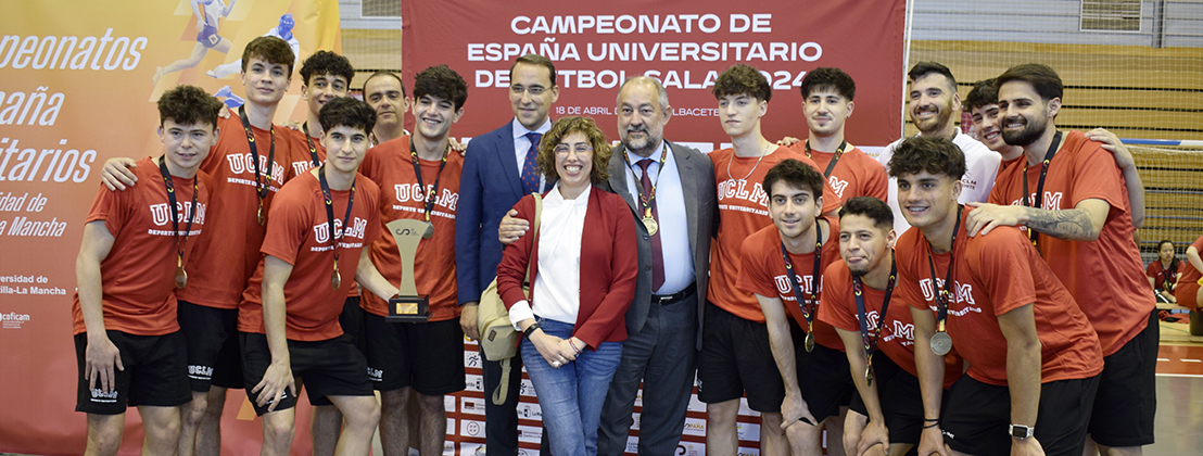 El equipo de fútbol sala de la UCLM posa con el rector tras obtener la medalla de oro en los campeonatos de España Universitarios