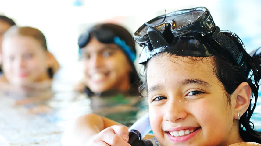 Niños en la piscina