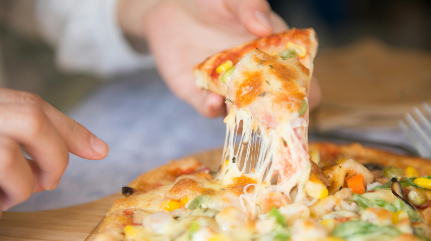 ¿Es verdad que cenar queso provoca pesad