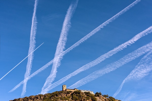 ¿Aviones misteriosos que nos fumigan en 