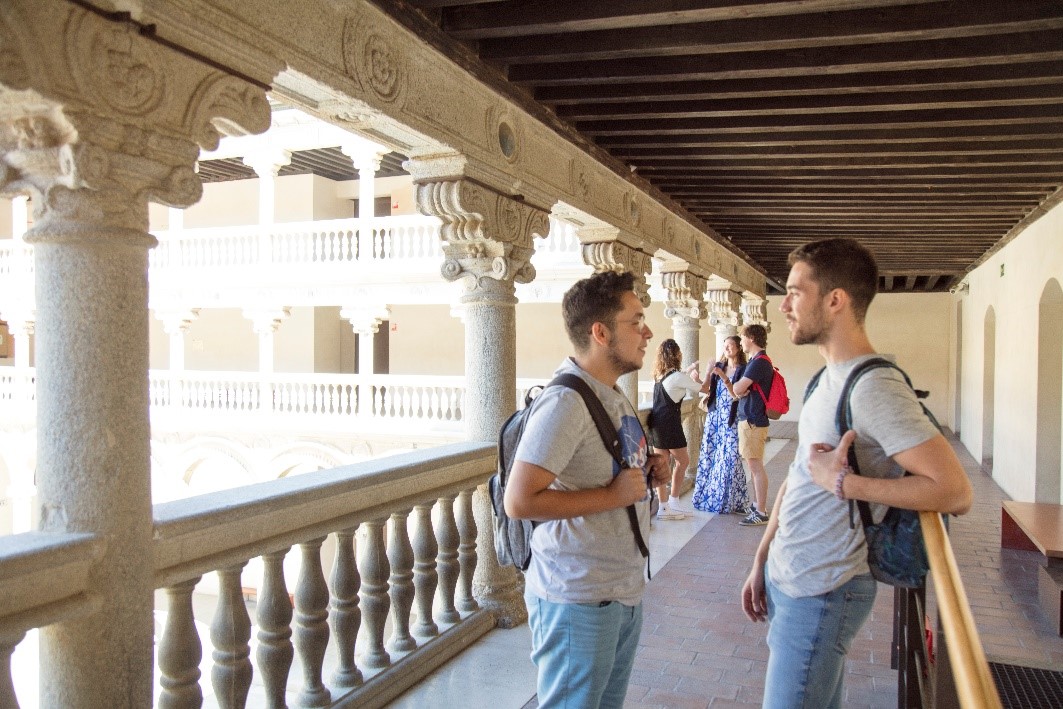 Estudiantes conversando en pasillo