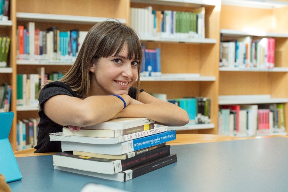 Estudiante en biblioteca