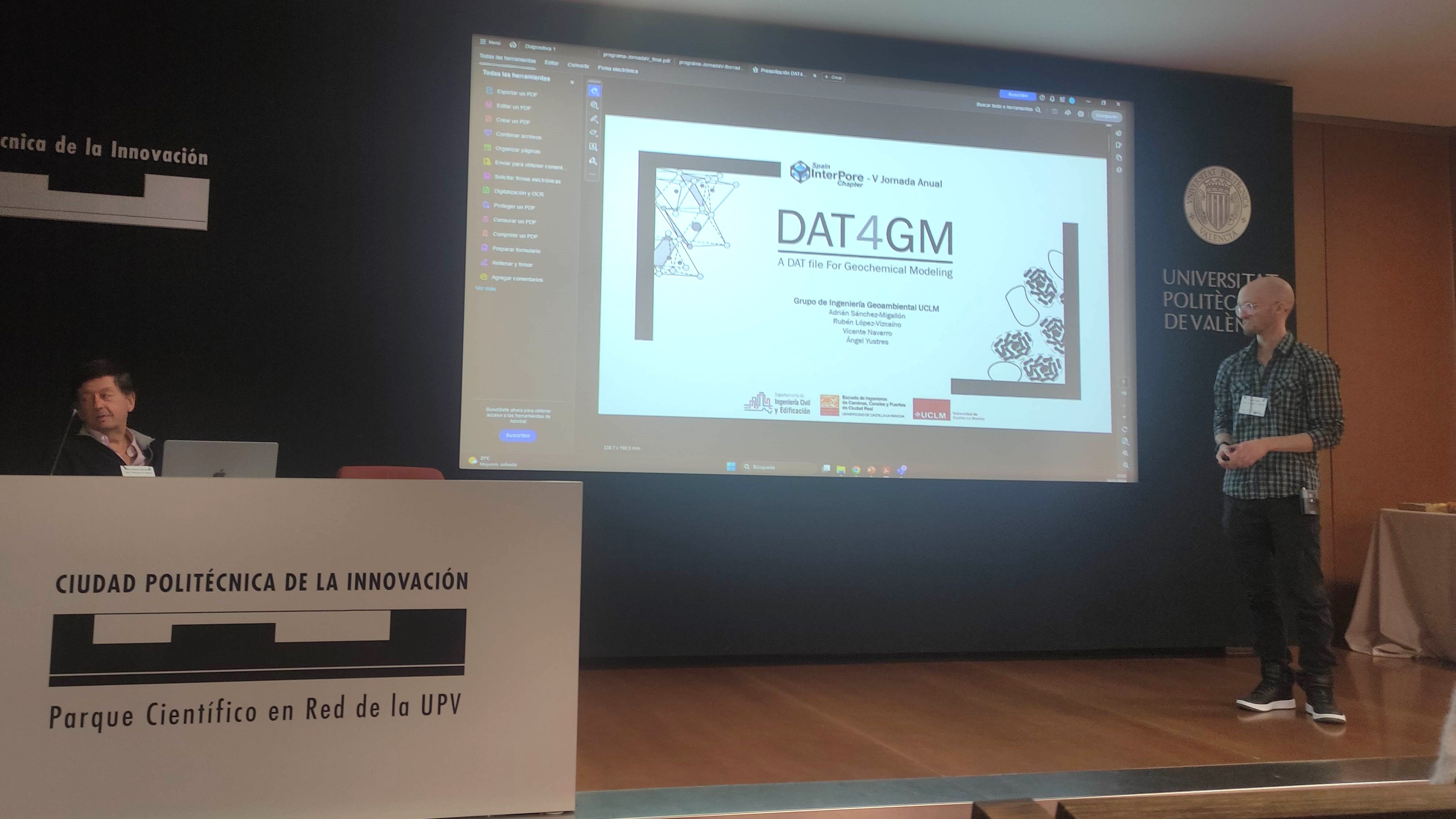 Adrián presentando su trabajo