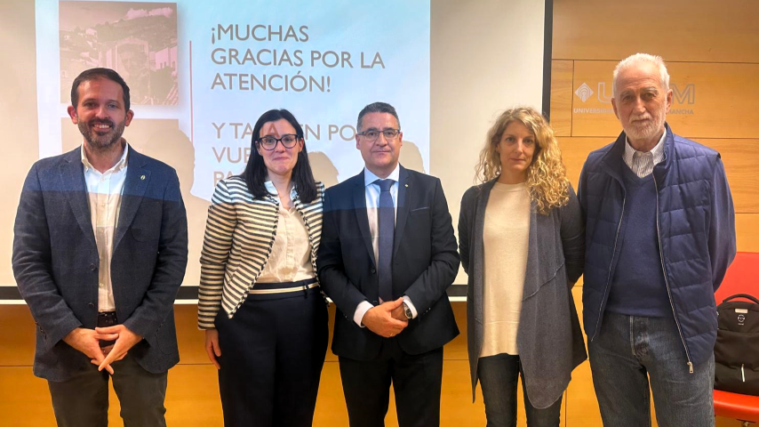 Eduardo, el tribunal de su tesis y uno d