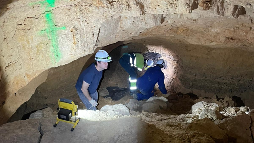 Trabajos en una de las cuevas de Tomello