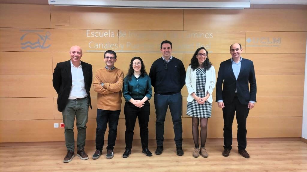 Virginia con los directores y el tribuna