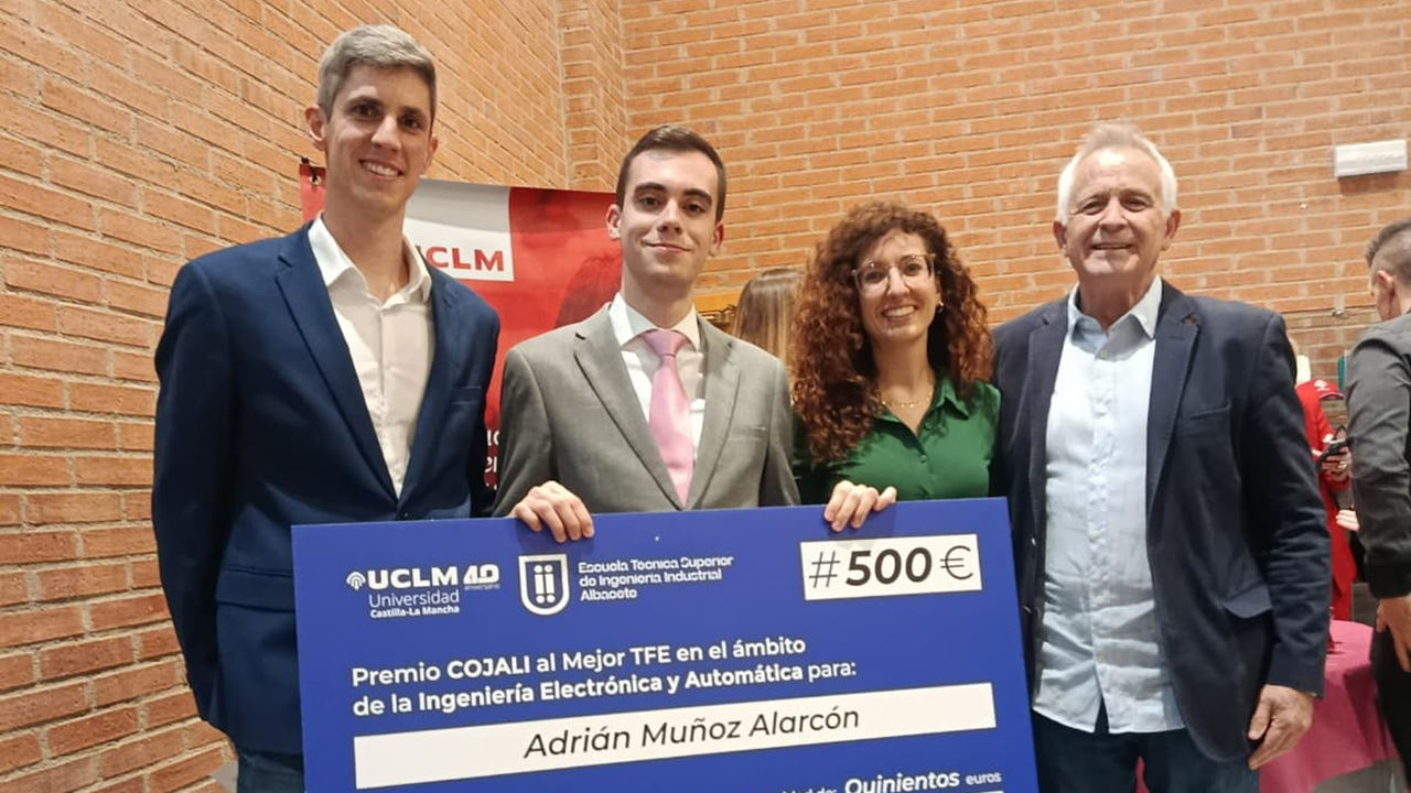 Adrián recibe el Premio Cojali