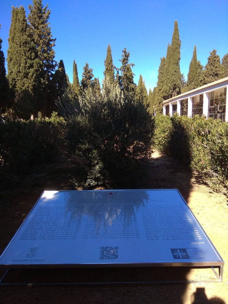 PLACA A LOS BRIGADISTAS EN EL CEMENTERIO