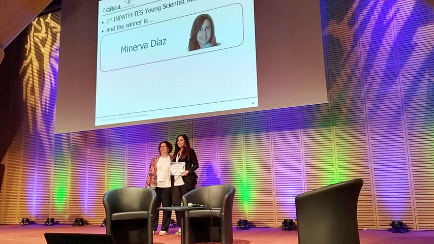 Minerva Díaz, recogiendo el premio