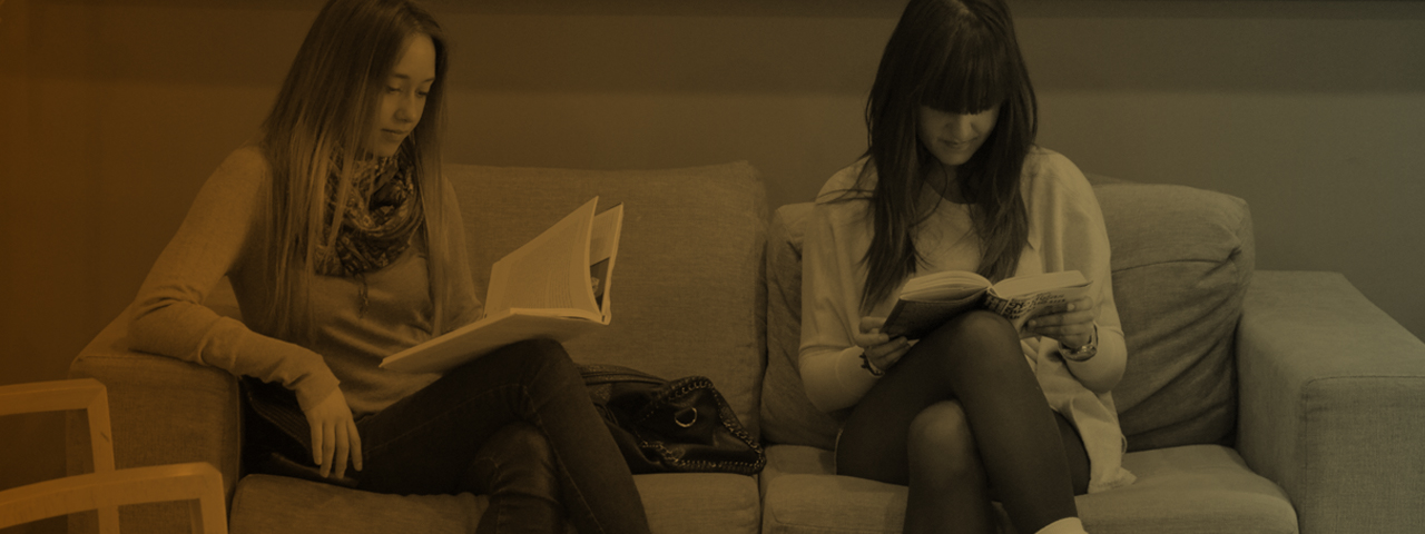 Alumnas estudiando