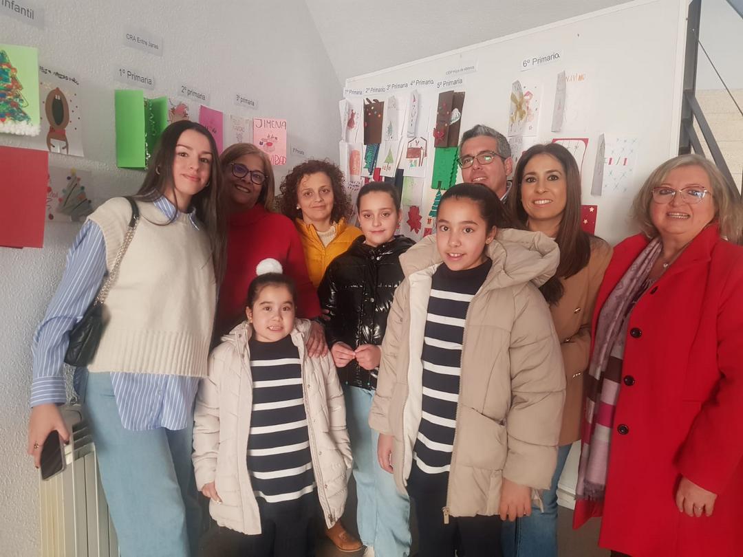 Foto con las ganadoras del concurso de tarjetas de Navidad con sus familias y maestros/as