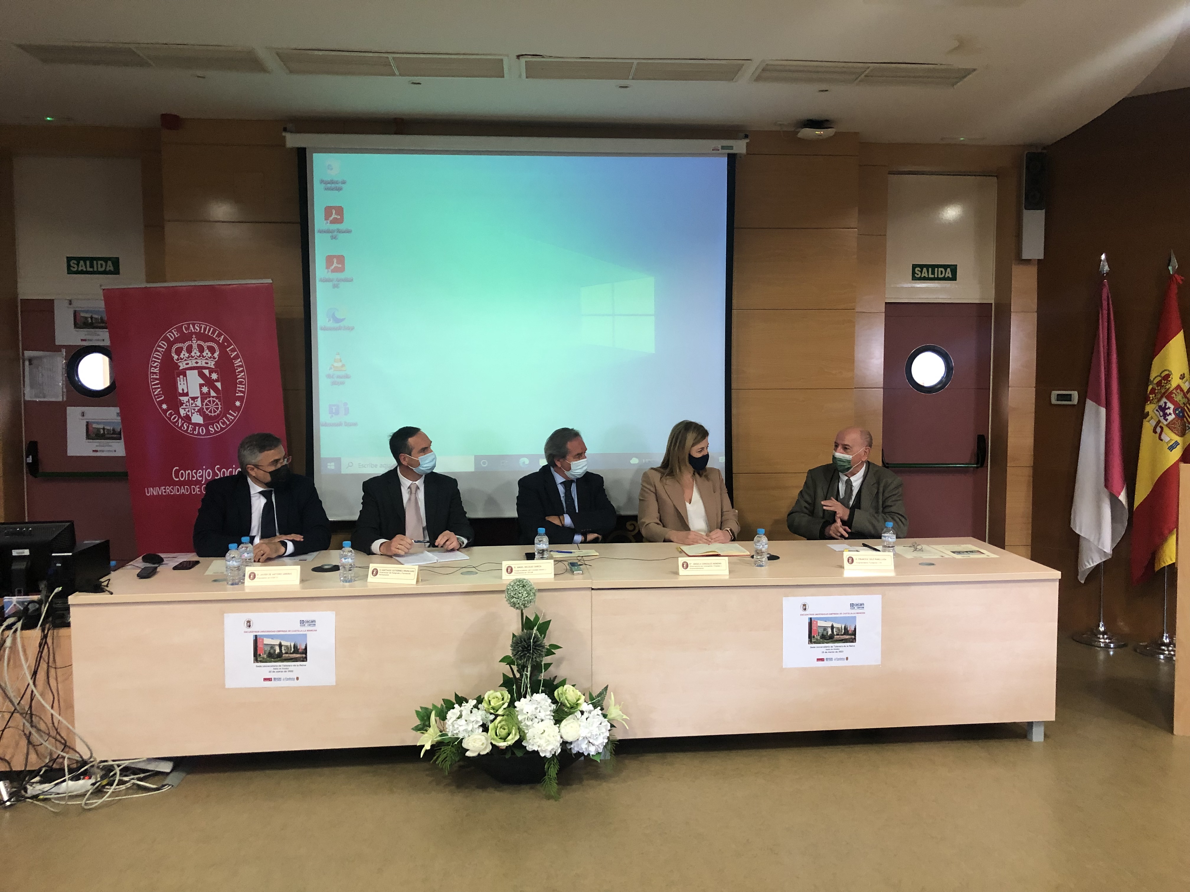 Mesa redonda con el ponente