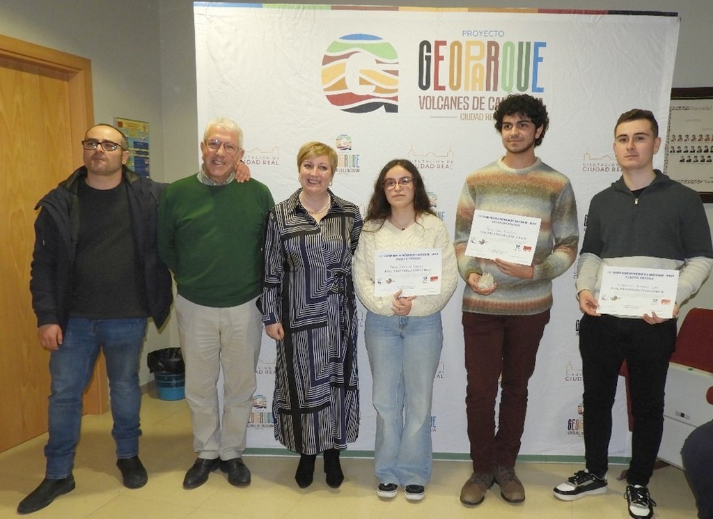 Foto de los alumnos ganadores junto con la vicepresidenta de la diputación de Ciudad Real y los profesores organizadores