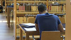 estudiante en biblioteca