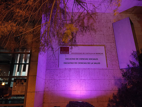 La sede de Talavera, iluminada de violeta por el 25N